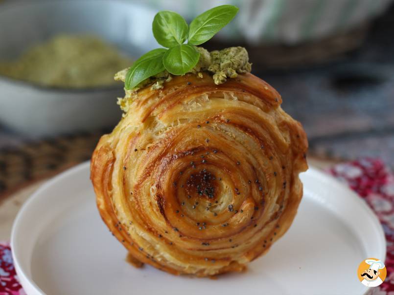 6. Pikante Blätterteigröllchen mit Pesto