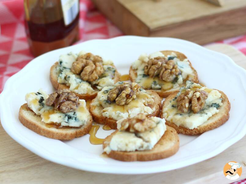 Toasts mit Roquefort, Walnüssen und Honig