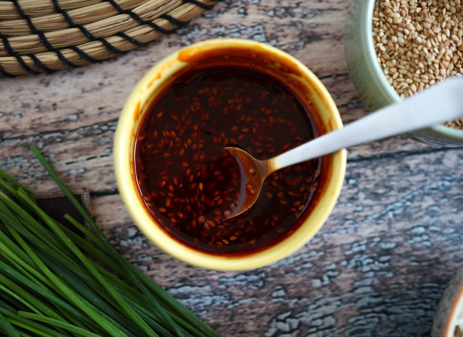 Soßen, die man unbedingt zu Hause haben sollte, wenn man asiatisch kochen will