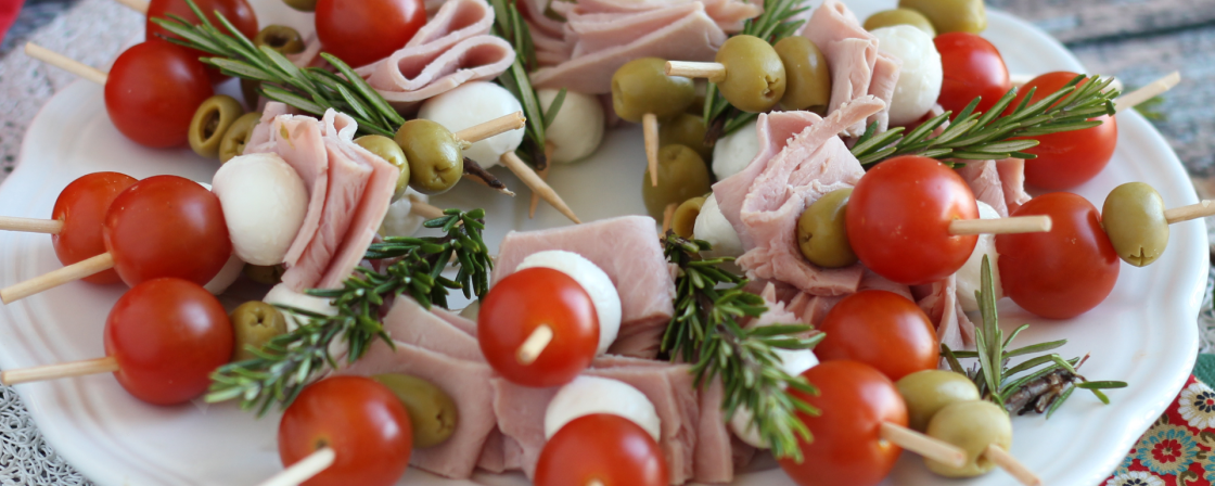 Weihnachtskranz mit Spießen Der festliche Snack in letzter Minute!