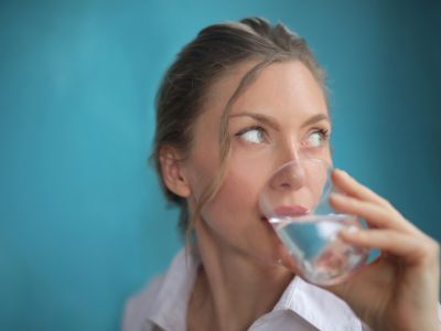 Warum Sie wahrscheinlich nicht genug Wasser trinken und was Sie dagegen tun können