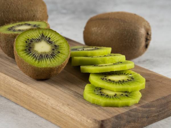 Warum essen so viele Menschen Kiwis mit der Schale, ist das nur eine Modeerscheinung oder ein gesunder Trend?