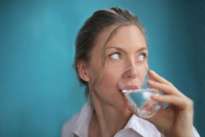 Warum Sie wahrscheinlich nicht genug Wasser trinken und was Sie dagegen tun können