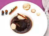 Rezept In drei weinen geschmorte rinderbäckchen mit urmöhren und kaffee-sellerie-püree