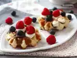 Rezept Gefüllte waffeln mit früchten, schokolade und schlagsahne