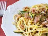 Rezept Nudeln mit zucchini und knusprigem speck: ein einfaches rezept für mittag- und abendessen