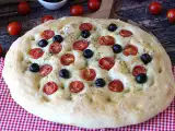 Rezept Dicke, luftige focaccia mit kirschtomaten, oliven und oregano