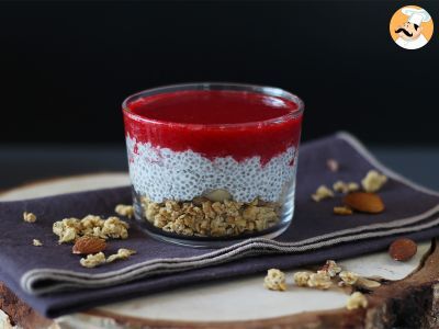 Rezept Verrines aus chia-pudding mit kokosmilch, himbeeren und müsli