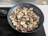 Cremige Nudeln mit Champignons und Wurst - Zubereitung Schritt 4