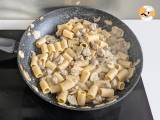 Cremige Nudeln mit Champignons und Wurst - Zubereitung Schritt 8