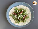 Mediterraner Wrap, gefüllt mit Hummus, Rucola, Paprika und Feta - Zubereitung Schritt 3