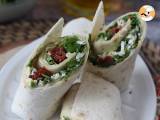 Mediterraner Wrap, gefüllt mit Hummus, Rucola, Paprika und Feta - Zubereitung Schritt 5