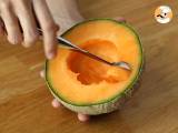 Melonensalat auf Melone - Zubereitung Schritt 1