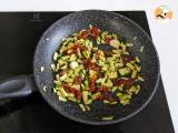 Pasta mit Zucchini und sonnengetrockneten Tomaten: ein schneller und schmackhafter erster Gang! - Zubereitung Schritt 1