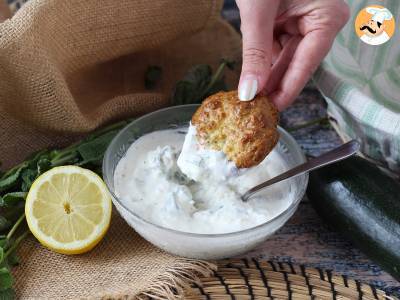 Air Fryer Zucchini Beignets mit Joghurt-Feta-Sauce - foto 3