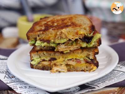 Amerikanisches Grilled-Cheese-Sandwich: Huhn, Avocado, Speck - foto 2