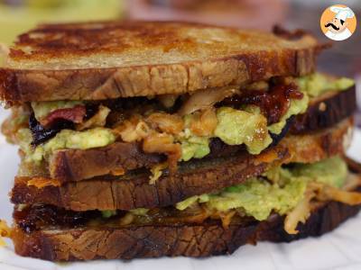 Amerikanisches Grilled-Cheese-Sandwich: Huhn, Avocado, Speck - foto 3