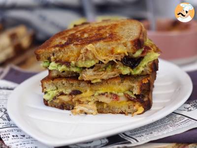 Amerikanisches Grilled-Cheese-Sandwich: Huhn, Avocado, Speck - foto 5