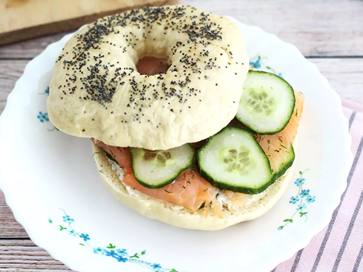 Bagel mit Lachs, Gurke und Frischkäse