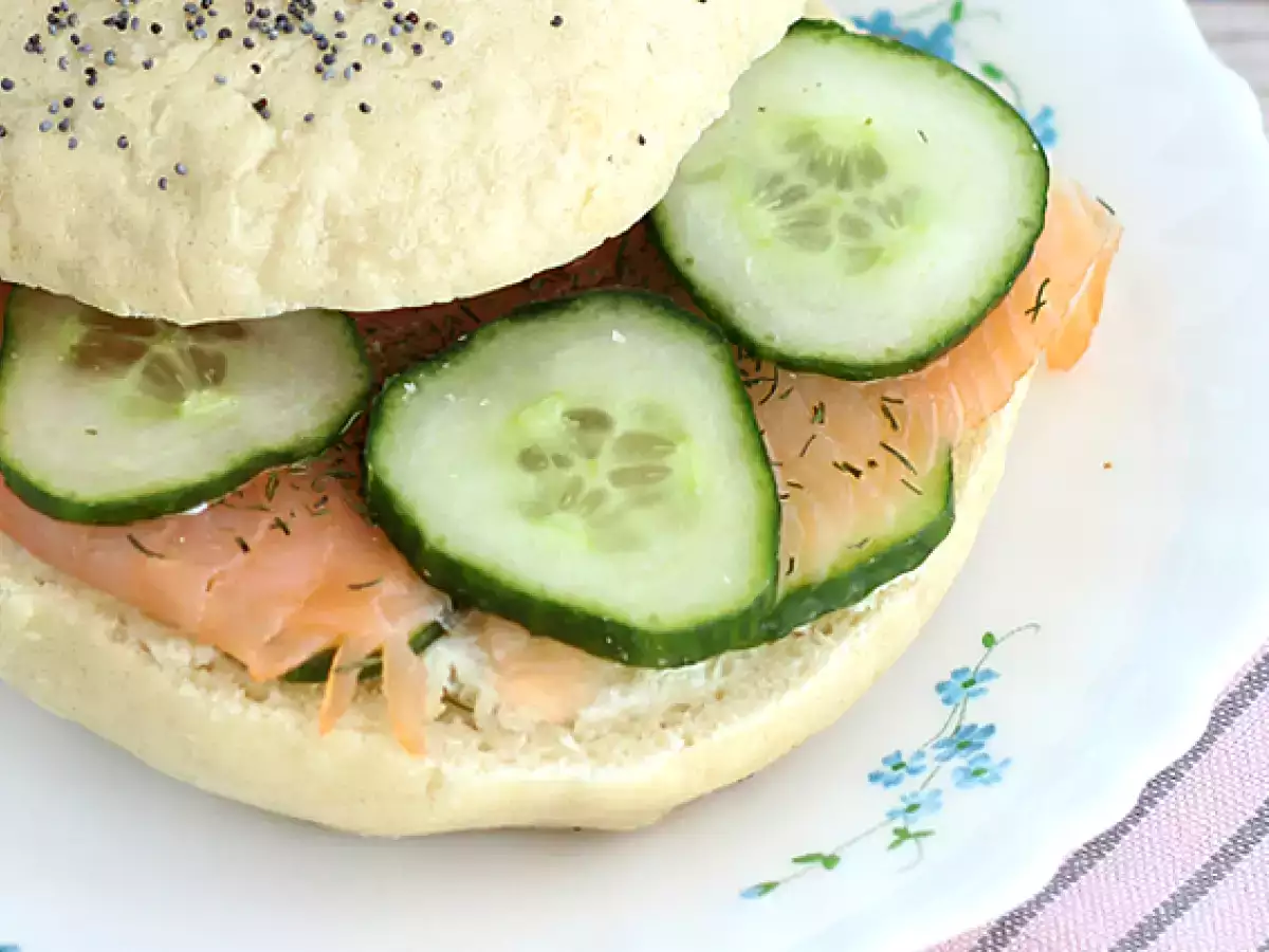 Bagel mit Lachs, Gurke und Frischkäse - foto 2