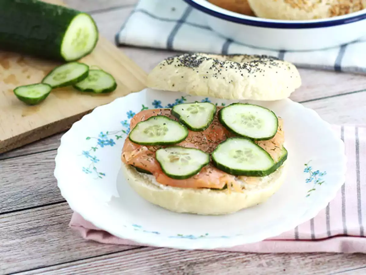 Bagel mit Lachs, Gurke und Frischkäse - foto 3