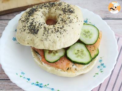 Bagel mit Lachs, Gurke und Frischkäse