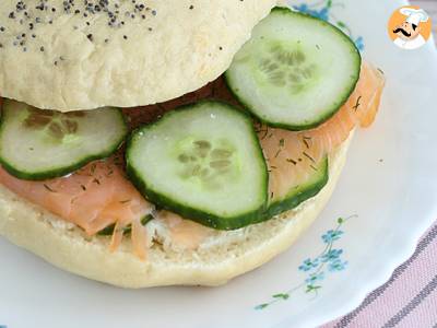 Bagel mit Lachs, Gurke und Frischkäse - foto 2