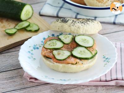 Bagel mit Lachs, Gurke und Frischkäse - foto 3