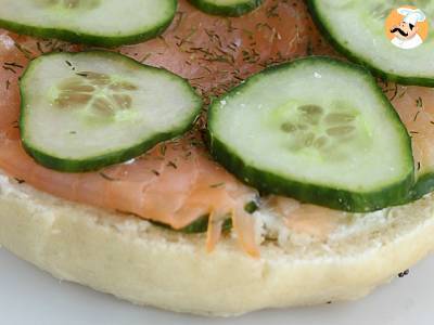 Bagel mit Lachs, Gurke und Frischkäse - foto 4