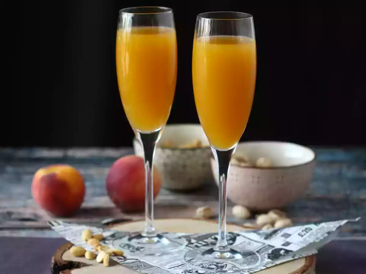 Bellini, der italienische Pfirsichcocktail, den Sie ganz einfach zu Hause nachmachen können!