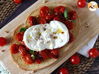 Bruschetta aus gerösteten Tomaten und Burrata