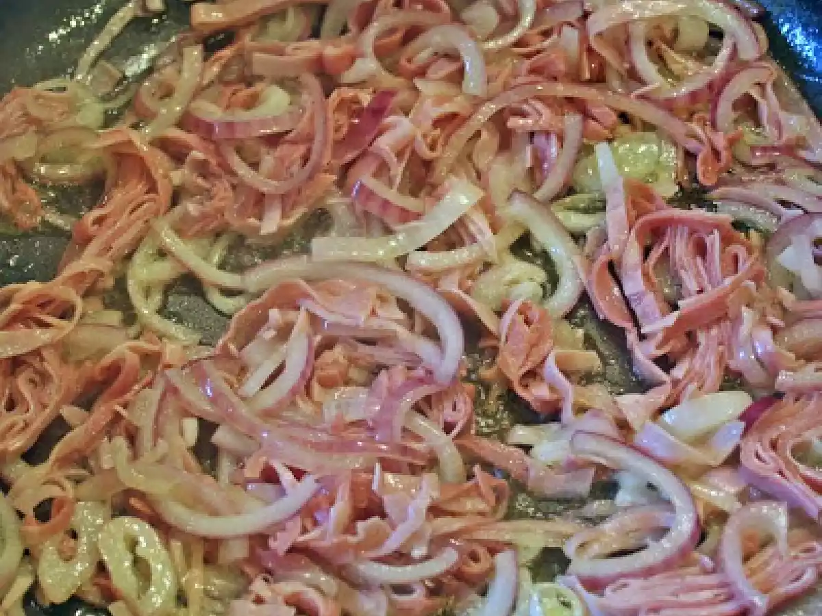 Bucatini con prosciutto cotto e cipolle di Tropea - foto 2