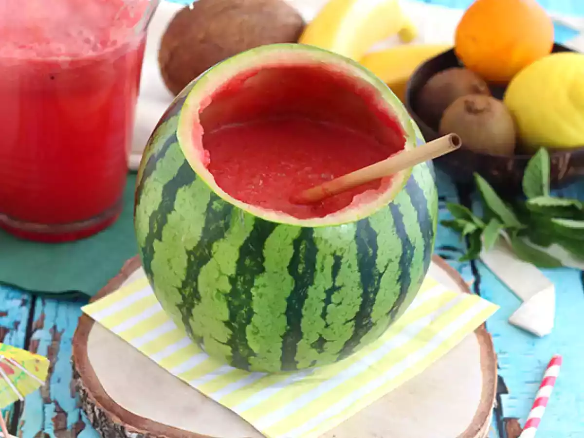 Cocktail Gin in einer Wassermelone