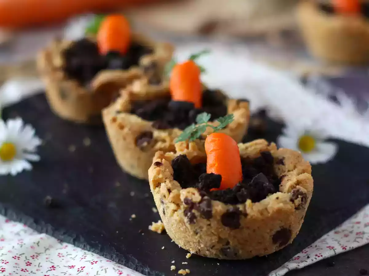 Cookies Cups mit Schokoladenganache nach Art eines kleinen Karottentopfes garniert - foto 3