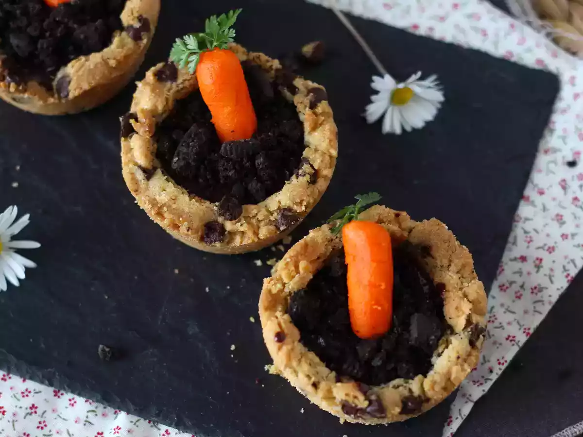 Cookies Cups mit Schokoladenganache nach Art eines kleinen Karottentopfes garniert - foto 4