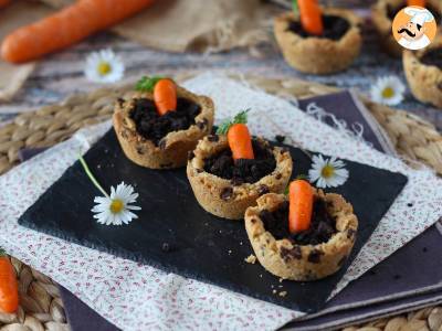 Cookies Cups mit Schokoladenganache nach Art eines kleinen Karottentopfes garniert