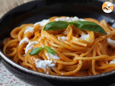 Cremige Nudeln mit Burrata und Kirschtomaten