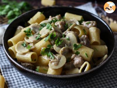 Cremige Nudeln mit Champignons und Wurst - foto 3