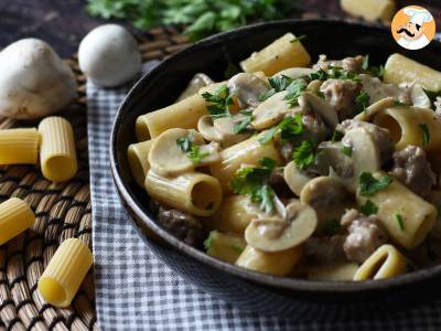 Cremige Nudeln mit Champignons und Wurst - foto 4