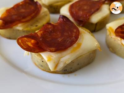 Crostini aus Polenta mit Scamorza-Käse und Peperoni