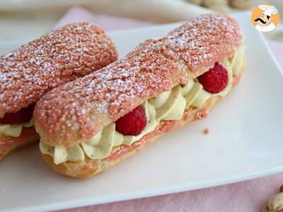 Eclairs mit Pistaziencreme und Himbeeren