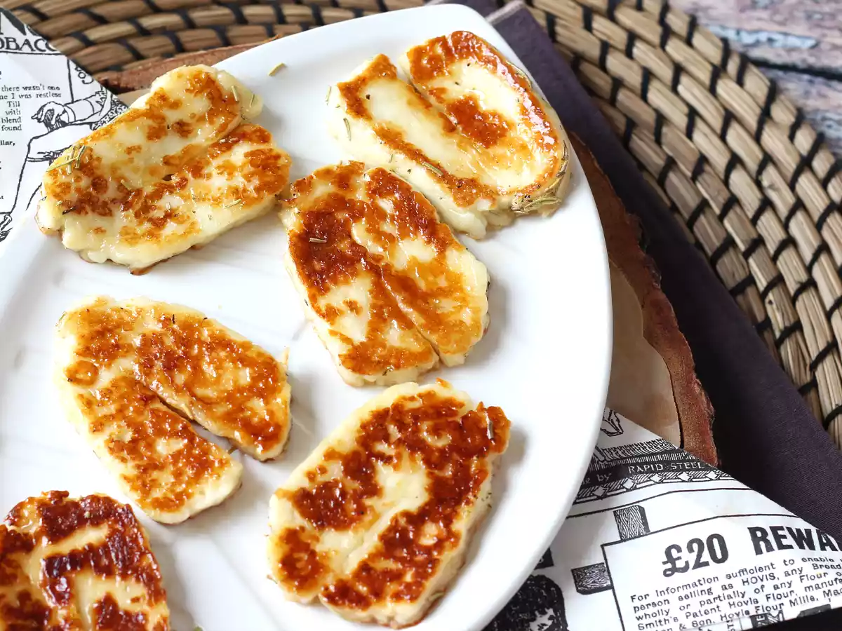 Gebackener Halloumi in der Pfanne als süß-salzige Version mit Honig und Rosmarin - foto 4