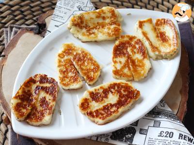 Gebackener Halloumi in der Pfanne als süß-salzige Version mit Honig und Rosmarin