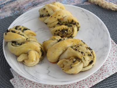 Geflochtene Brötchen mit Pesto