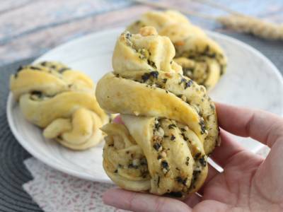 Geflochtene Brötchen mit Pesto - foto 3