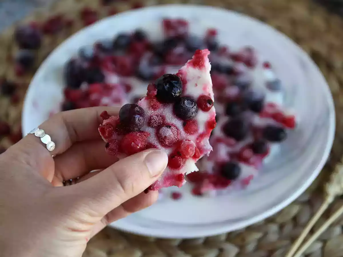Gefrorene Joghurtriegel mit roten Früchten