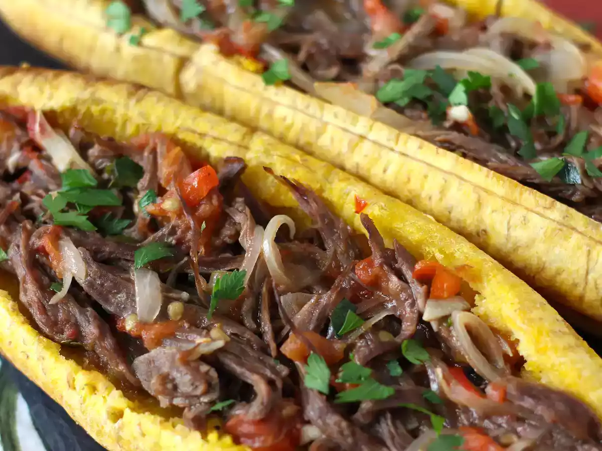 Gefüllte Kochbananen mit zerzupftem Fleisch und geriebenem Käse - foto 2