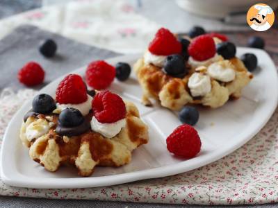 Gefüllte Waffeln mit Früchten, Schokolade und Schlagsahne