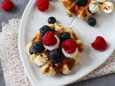 Gefüllte Waffeln mit Früchten, Schokolade und Schlagsahne - foto 2