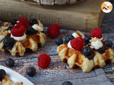 Gefüllte Waffeln mit Früchten, Schokolade und Schlagsahne - foto 3